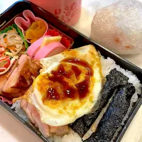 おっさん弁当　漬け物　蓮根のチンピラ　サラダ　照り焼きチキン　チーカマ　目玉の親父　汁　おにぎり|ひげおやじさん