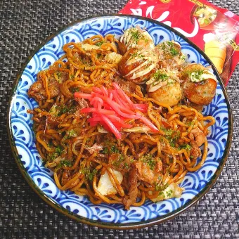 Snapdishの人気料理写真:お祭りの屋台風焼きそば＆たこ焼き♪ムスコの置きランチ