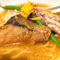 【隣のオイスターバーの姉妹店】
【今週の限定】 
鶏そば・ラーメンTonari 
鰤と白子の味噌󠄀ラーメン 
@神泉2分 
(JR渋谷駅から徒歩13分)
25337
〈醤166塩55噌󠄀25タ11昆9出16 F18冷27混5つ3焼1ポ1〉| 大脇さん