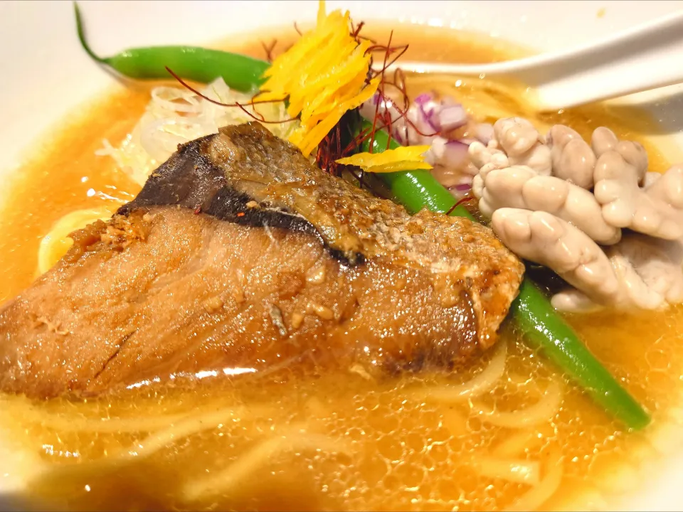 【隣のオイスターバーの姉妹店】
【今週の限定】 
鶏そば・ラーメンTonari 
鰤と白子の味噌󠄀ラーメン 
@神泉2分 
(JR渋谷駅から徒歩13分)
25337
〈醤166塩55噌󠄀25タ11昆9出16 F18冷27混5つ3焼1ポ1〉|大脇さん