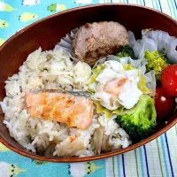 ハンバーグ、焼鮭、シウマイの牡蠣ご飯🍱|なお🅿️さん