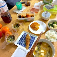 チーズ入り玉子焼き、鰆の西京漬け、温野菜、納豆、わかめと大根のお味噌汁、かぼちゃの煮物、りんご、ブルーベリー、みかん。|くろーぶやんさん