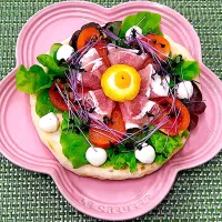 生ハムとモッツァレラチーズのサラダピザ|まめもにおさん