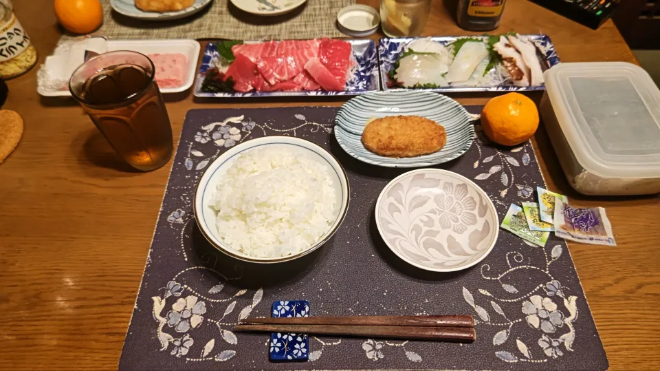 鉄火巻き、本鮪中トロ入り切り落とし、あかいか食べ比べ盛り合わせ、国産紅ずわいがに入りクリームコロッケ、沢庵、六条麦茶、みかん(夕飯)|enarinさん