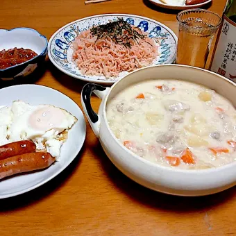 Snapdishの人気料理写真:今日の2人晩酌＆晩御飯 クリームシチュー タラコパスタ風糸こんにゃく アオリイカのキムチ和え ウインナーエッグ