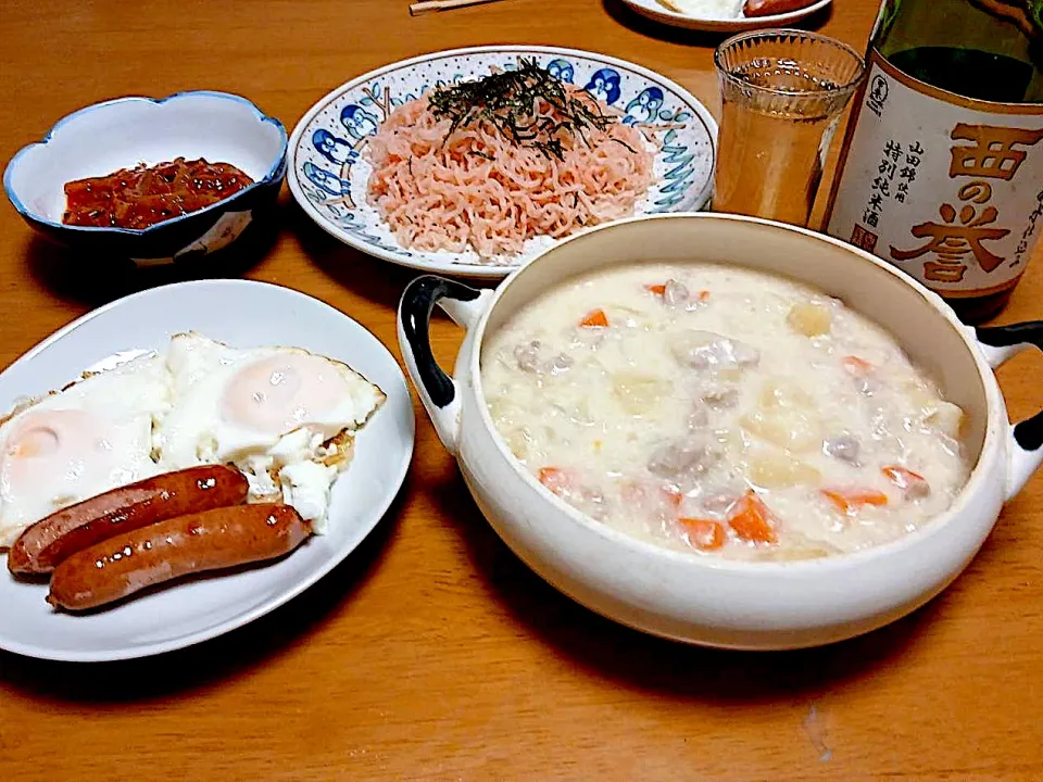 今日の2人晩酌＆晩御飯 クリームシチュー タラコパスタ風糸こんにゃく アオリイカのキムチ和え ウインナーエッグ|🐈⸒⸒⸒⸒つるのダンス🐈🐾さん
