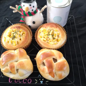 Snapdishの人気料理写真:白あんパン＆コーンマヨパン✨