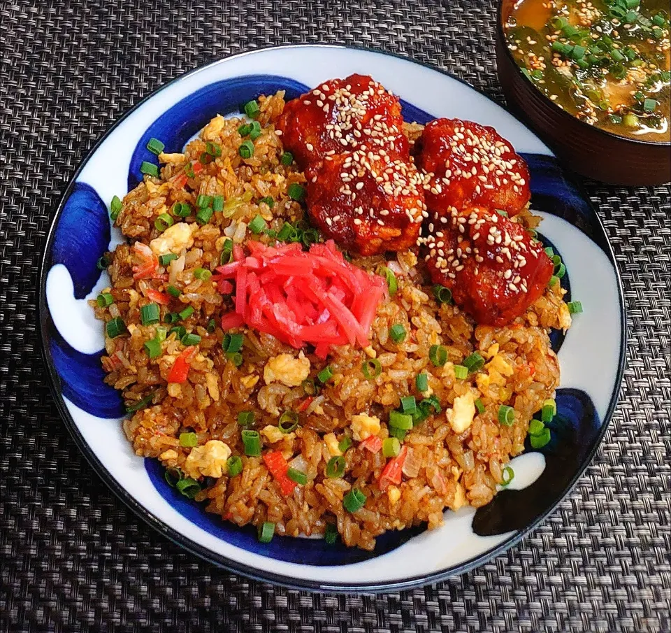 黒チャーハン＆ヤンニョムチキン♪ムスコの置きランチ|からあげビールさん