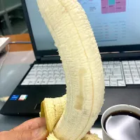 今日の昼ご飯　今日からインフルエンザによる出社禁止解除。働いて×5に必要なのは栄養補給。というわけで、今日は昼ご飯を飲むのではなく、もぐもぐ食べるためバナナ一本ガッツリいただきます。ちなみにこの５日間で2k体重が減り、今朝測ったら来年の達成を目指している理想体重60kにほぼ近い60.4kでした。インフル様ありがとう😷|なびさん