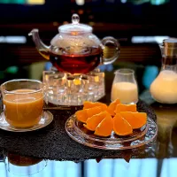 休日の水曜日✨

韓ドラ観ながらカフェタイム☕️
アールグレイティー🫖に
職場にお歳暮で届いた🍊を分けてもらった✨
愛媛県中島の紅まどんな【匠と極】🍊| yokoさん