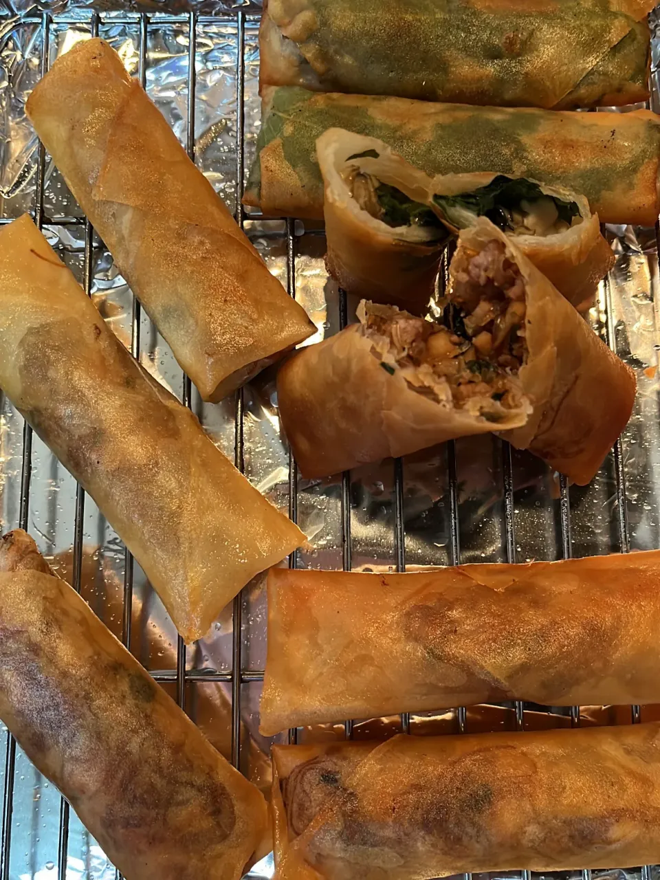 朝から春巻きを作ったわ😊今日は美容院💇‍♀️に行くので、バタバタしてます。牡蠣の春巻きと普通の春巻き。牡蠣はやっぱり私の中では、カキフライと牡蠣ご飯と牡蠣のお味噌汁が好きかなぁー。|tamemitiさん