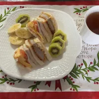 美容院💇‍♀️の帰りに、懐かしのサンドイッチパーラーでテイクアウトしたのと家の果物。大好きなアールグレイの紅茶❣️|tamemitiさん