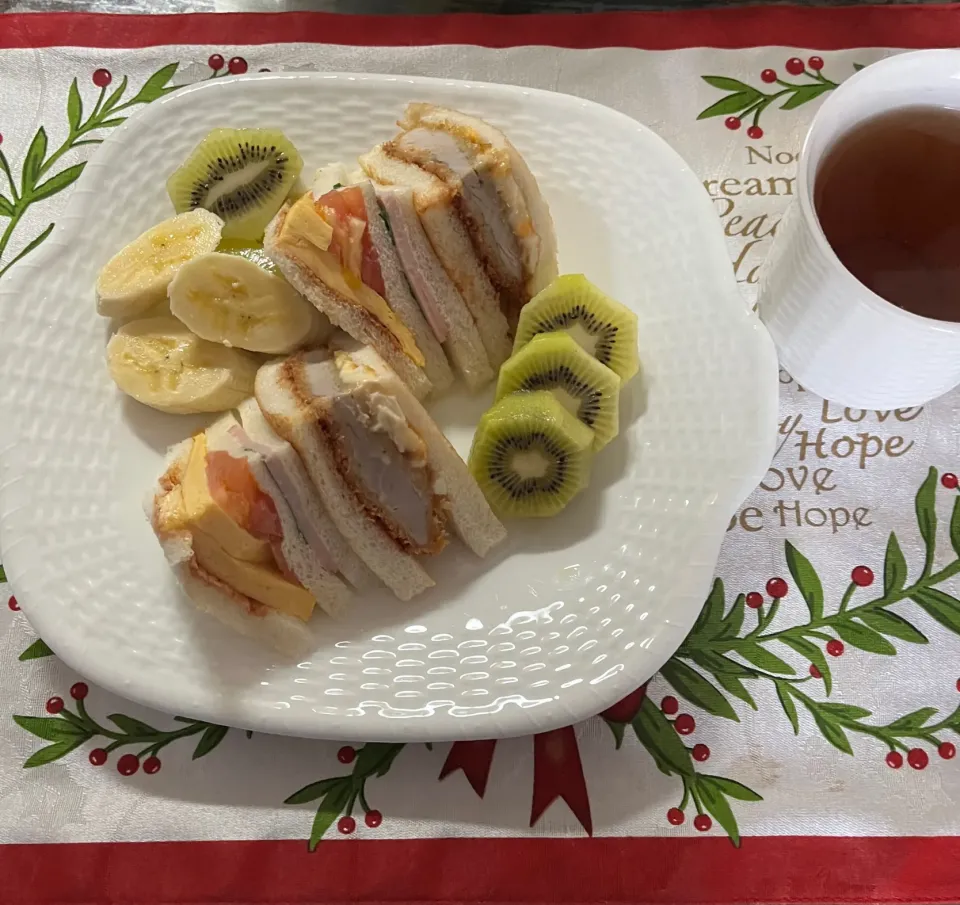 美容院💇‍♀️の帰りに、懐かしのサンドイッチパーラーでテイクアウトしたのと家の果物。大好きなアールグレイの紅茶❣️|tamemitiさん