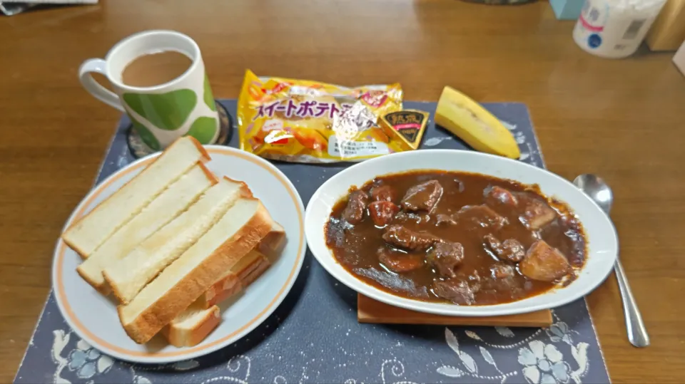 スティック切りトースト+ビーフシチュー(ディップ)、スイートポテトパン、プロセスチーズ、ホットコーヒー、バナナ(朝ご飯)|enarinさん
