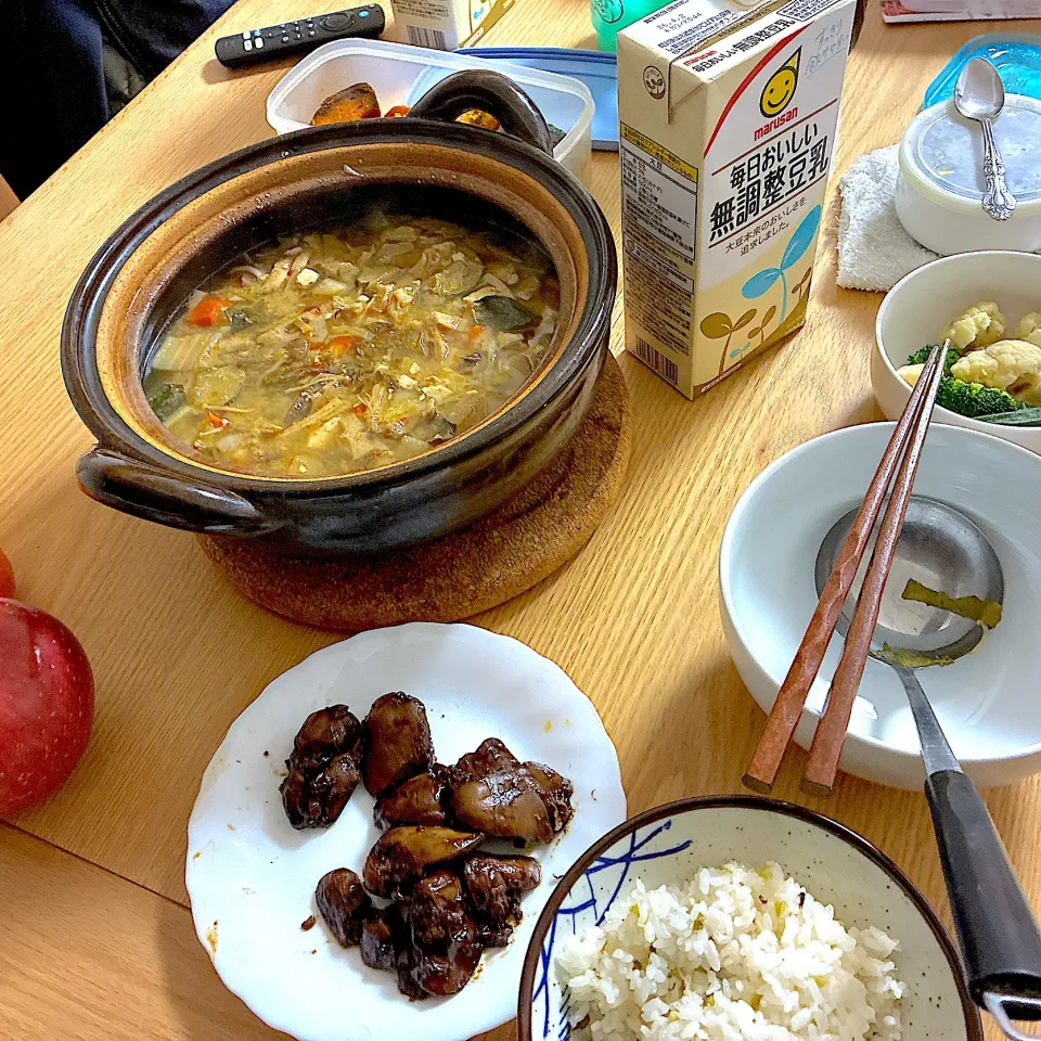 鶏団子と根菜のうま味噌鍋、梅干しと大根の葉の混ぜご飯、レバー煮込み、白菜のスタミナ浅漬け、りんご、みかん、温野菜、バルサミコマスタードハラペーニョドレッシング。|くろーぶやんさん