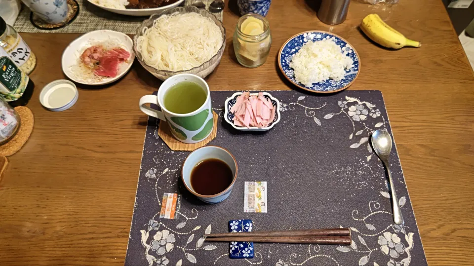 ひやむぎ&そうめん、刻んだスライスロースハム、一味唐辛子、おろし生姜、本鮪中トロ入り切り落とし、鮪のたたき、沢庵、鮭ふりかけご飯、熱い日本茶(昼飯)|enarinさん
