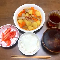 今日の晩ご飯　韓国風肉じゃが、トマトサラダ、わかめの味噌汁　韓国風肉じゃがはひかるさんのお料理を真似て作りました。インフルエンザ明けでスタミナつけたかったので。牛肉の代わりに豚肉、糸唐辛子の代わりに輪切り唐辛子で代用しました。ひかるさんありがとうございました。ひかるさんのお料理は「レシピを見る」をご覧ください。|なびさん
