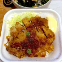 トンテキ丼弁当🍱|るみおんさん