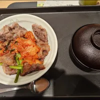 カルビとブリスケッタ丼|アクちゃんさん