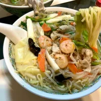 豚バラ、にんじん、もやし、キャベツ、にら、ねぎ、キクラゲ、海老、にんにく、生姜、ワンタンの皮が入った具沢山タンメンで温まります！|Takeshi  Nagakiさん