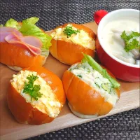 ほっこりクリームシチューとロールパンサンドで♪ムスコの置きランチ