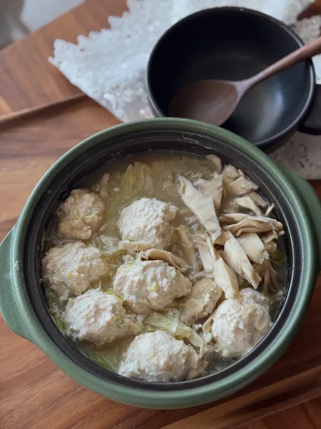 Snapdishの料理・レシピ写真:鶏と豆腐の団子　野菜千切り鍋｜お正月太り解消！リセットごはん♪