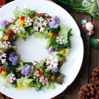 クリスマスリースのサラダ