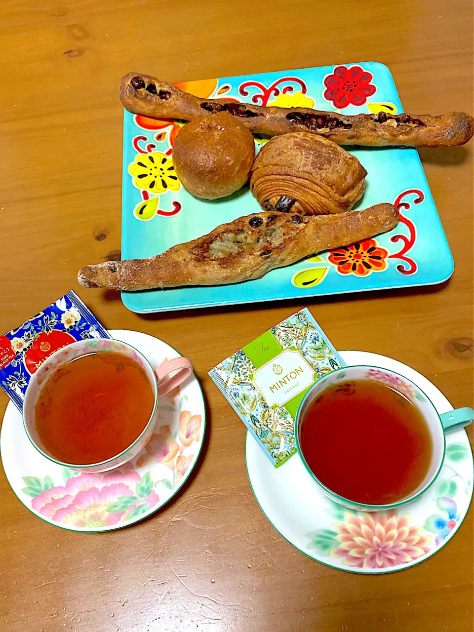 午前のおやつ⁉️朝イチお散歩ついでに行ってみた、いつも行列できてるパン屋さんのパン食べ比べ☺︎☺︎|さくたえさん