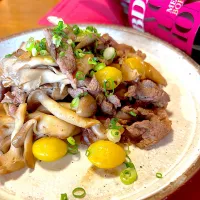 牛肉とたっぷりきのこのオイスター炒め🍄|おかちさん