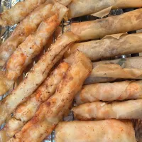 春巻きの具とエビがあったので、エビ春巻きを作りました。2日続けて春巻き❣️海老は、片栗粉を振って２回洗ってから、卵の白身半分と塩、少しの片栗粉でコネコネした後、サッと水で洗い、キッチンペーパーで水気を拭き取りました。そして玉ねぎがあったので、玉ねぎを入れました。シソが無くなってたので残念😢端っこもパリッとして美味しい❣️海老もプリップリ❣️性格が出る巻き方😅|tamemitiさん