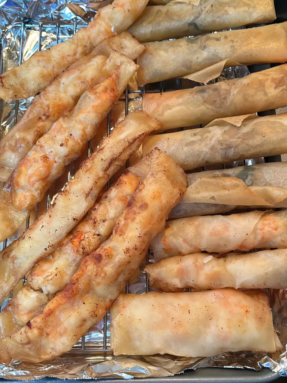 春巻きの具とエビがあったので、エビ春巻きを作りました。2日続けて春巻き❣️海老は、片栗粉を振って２回洗ってから、卵の白身半分と塩、少しの片栗粉でコネコネした後、サッと水で洗い、キッチンペーパーで水気を拭き取りました。そして玉ねぎがあったので、玉ねぎを入れました。シソが無くなってたので残念😢端っこもパリッとして美味しい❣️海老もプリップリ❣️性格が出る巻き方😅|tamemitiさん