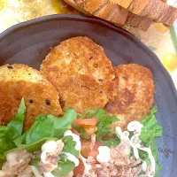 カレーコロッケ、サラダ、パン|まみみさん
