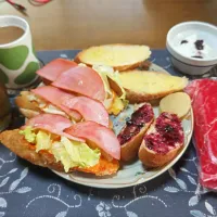 ハムレタスブルスケッタ、カシスジャムブルスケッタ、ガーリックブルスケッタ、沢庵、ホットコーヒー、六条麦茶、バナナ、カシスジャム入りヨーグルト(朝ご飯)| enarinさん