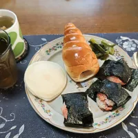 鮭にぎり、チョココロネ、苺ジャムサンドイッチ、野沢菜漬け、ナムル風生わかめ&フライドガーリック&フライドレッドオニオン&乾燥スライスにんにく入り出汁スープ(味日本さんのだしの素使用)、六条麦茶(昼飯)| enarinさん