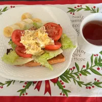 今日はホントにいいお天気です❣️遅いお昼ご飯😊残りのポテトサラダで、サンドイッチ。大好きなアールグレイの紅茶🫖きゅうりの無いのが淋しい😢| tamemitiさん