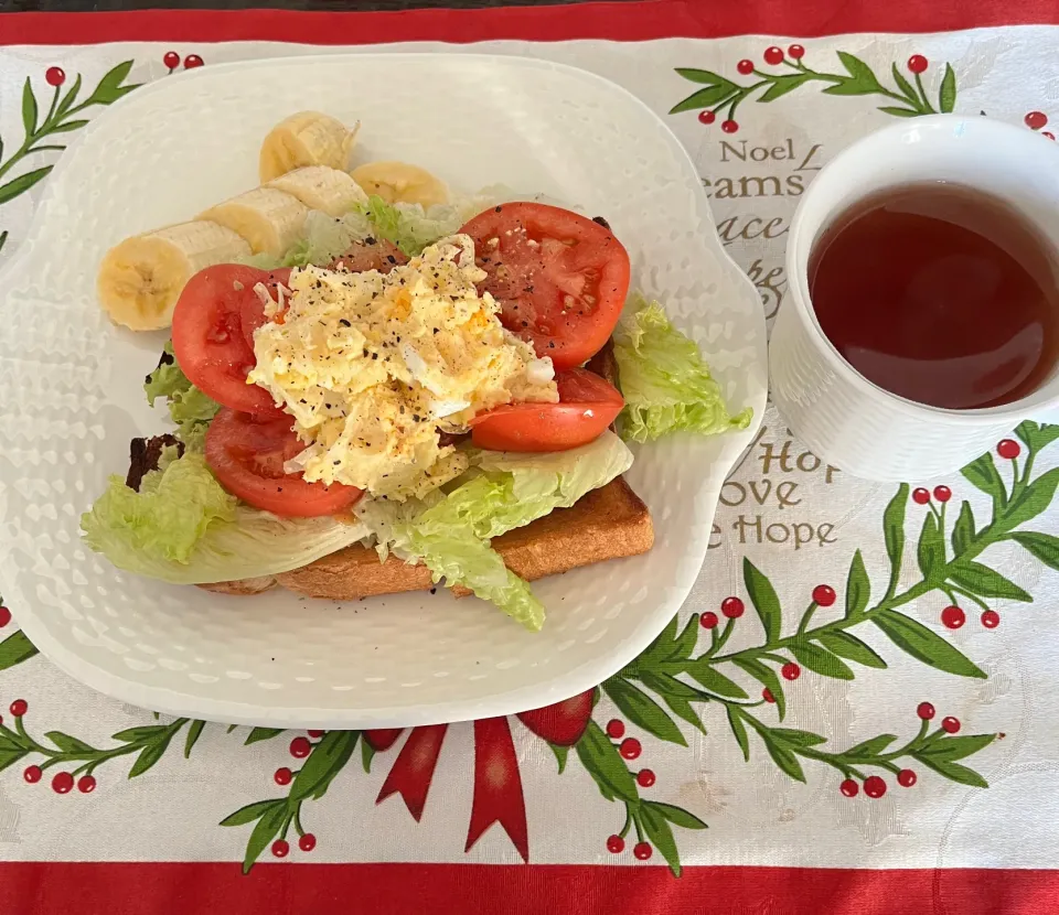 今日はホントにいいお天気です❣️遅いお昼ご飯😊残りのポテトサラダで、サンドイッチ。大好きなアールグレイの紅茶🫖きゅうりの無いのが淋しい😢|tamemitiさん