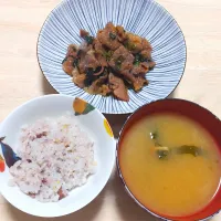 2025 1216　牛肉とほうれん草の炒め物　なめことわかめのお味噌汁|いもこ。さん