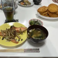晩御飯☆インスタントみそ汁☆塩昆布和え（もやし・しめじ・ほうれん草）☆ハムカツ☆鮭と野菜のみそマヨ漬け焼き|Saharaさん