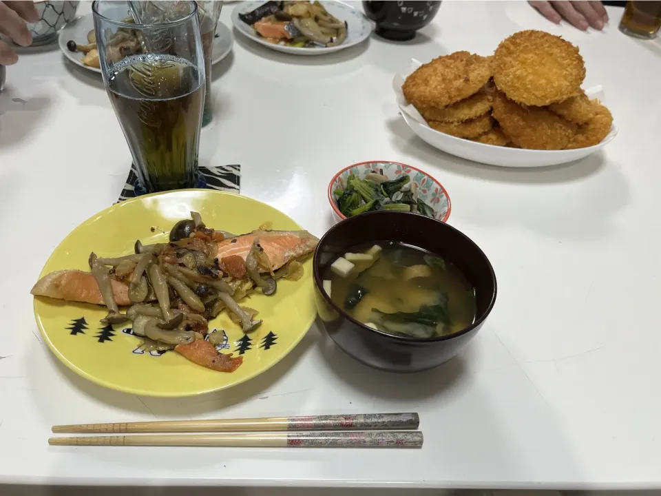 晩御飯☆インスタントみそ汁☆塩昆布和え（もやし・しめじ・ほうれん草）☆ハムカツ☆鮭と野菜のみそマヨ漬け焼き|Saharaさん