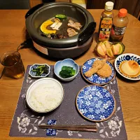 ご飯、鉄板焼き、コロッケ&エビフライ、トマト、ほうれん草のお浸し、野沢菜漬け、六条麦茶、手作りマグカッププリン(夕飯)|enarinさん