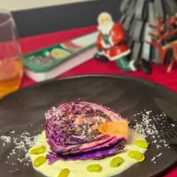 紫キャベツのステーキ　ゴルゴンゾーラソース