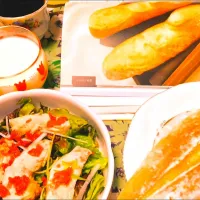 自家製バケットとサラダ。ミルク。ブラックコーヒー☕。|りささん