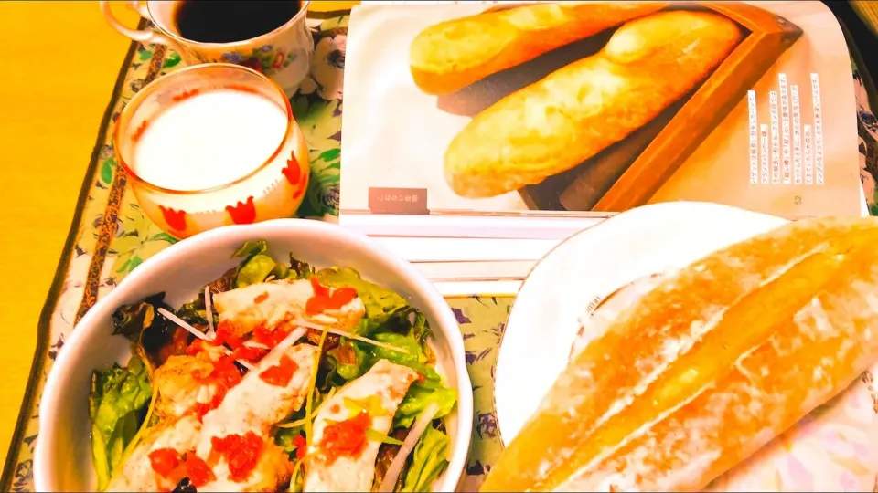 自家製バケットとサラダ。ミルク。ブラックコーヒー☕。|りささん