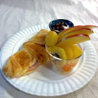 娘の朝ごはんに果物🤗|かっちゃん杉さん