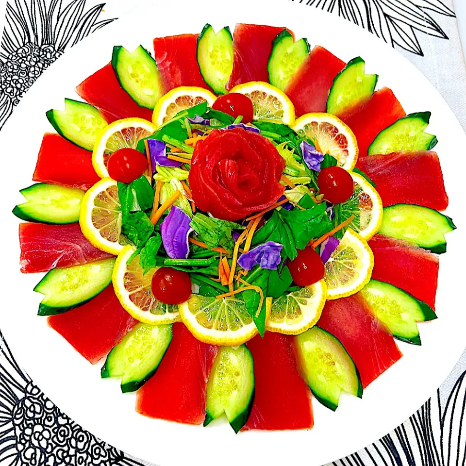 まぐろときゅうりのクリスマスカラーサラダ|まめもにおさん