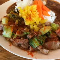 ピリ辛ルーローハンと大辛チキンのあいがけ🔥🌶️🐔🍛味玉チー玉トッピング🥚🧀🍳ピクルスマシマシ🥒|buhizouさん