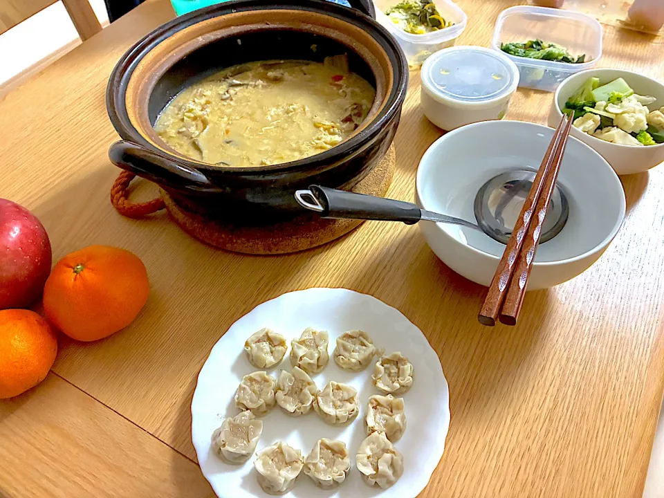 鶏団子と根菜のうま味噌鍋の〆おじや、ミニ焼売、白菜のスタミナ浅漬け、白菜の浅漬け、温野菜、バルサミコマスタードハラペーニョドレッシング、みかん、りんご。|くろーぶやんさん