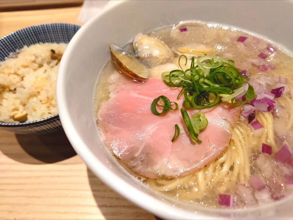 【2025年11月創業】 
【年内営業時間：17時~翌7時】
貝出汁中華そば くらむ 歌舞伎町
くらむそば あさりほたて 塩 (1,050円) 
＋貝のまぜごはん小 (230円) 
@新宿三丁目分 
(JR新宿駅から徒歩7分)
25340
〈醤167塩56噌󠄀25タ12昆9出16 F18冷27混5つ3焼1ポ1〉|大脇さん