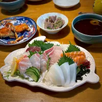 刺身の盛り合わせと、紅鮭と、砂ずりの塩だれと、赤だし|もえさん