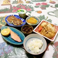 grandmaの晩ごはん☆ 今日は煮物と大根餅を。鮭を焼いて。柚子のコーンポート…美味しい柚子を丸まま食べてるから柚子の苦味かいいわ
煮物の油揚げの中身は人参🥕ごぼう､大根、しめじ、鶏ミンチです|kaoriさん